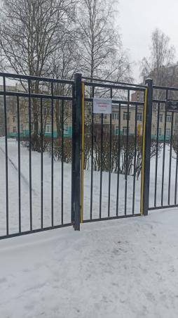Калитка при входе на террриторию детского сада выделена контрастным цветом (2-я площадка)